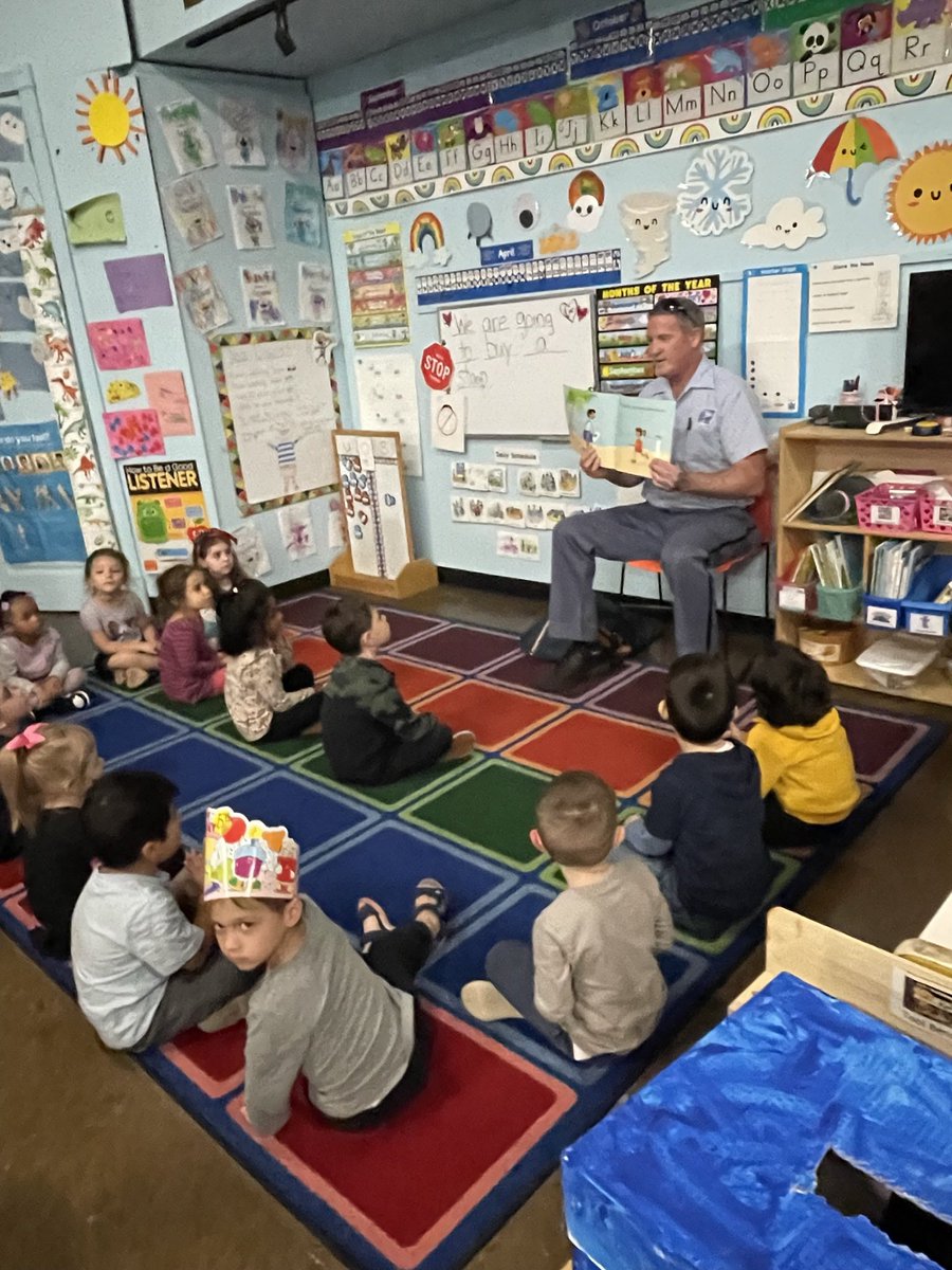 ProjectBeforeGF's tweet image. These preschoolers had a guest reader who came right from delivering the mail! Then they wrote letters to their friends, added a ‘stamp’ and put them in the mailbox! We loved receiving letters from our friends! 💙