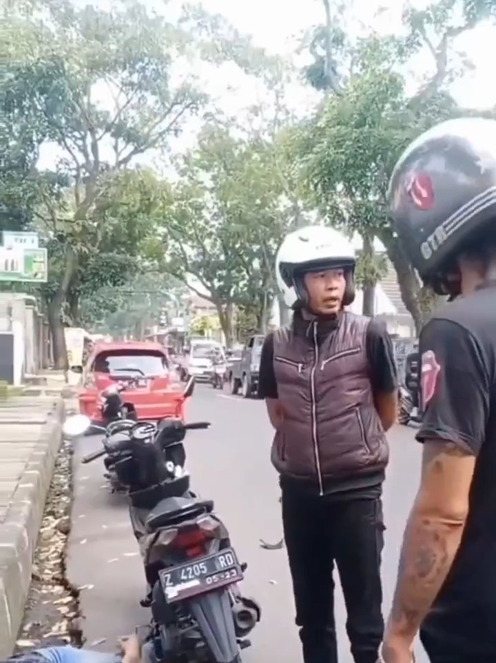 Ini orang kok didiamkan mukul orang sampai kejang-kejang gini?!

Apa ini anggota sampai orang disekitarnya ga ada yang nahan dan panggil polisi?!