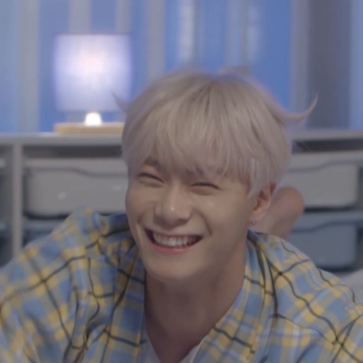 LadyEternal_'s tweet photo. Mi Binnie<3, te voy a recordar todos los dias, porque con esa hermosa sonrisa y voz me alegrabas los dias en los que estaba mal, tu y todo Astro. <3
Una estrella mas en el cielo que cuidara a todo Aroha✨ https://t.co/ssivyvtFyK
