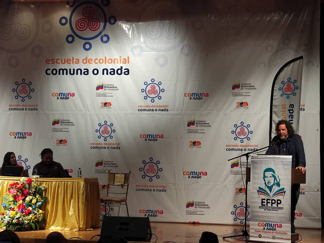 EscuelaFPP_'s tweet photo. 📌 Desde #Lara, 1ra Clase Magistral - Escuela Decolonial: Comuna o Nada

«Necesitamos superar la visión eurocéntrica en la cual nos hemos formado, para no seguir reproduciendo las lógicas coloniales contra las cuales estamos luchando» @ProfGrosfoguel 

#GestaIndependentista https://t.co/hrjA1mpOTO