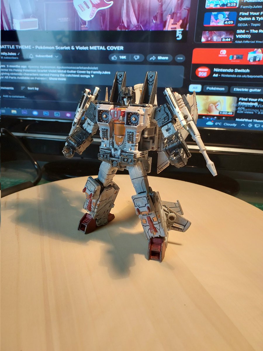 TfCustomizer's tweet image. Here is the bumblebee blitzwing inspired seeker.