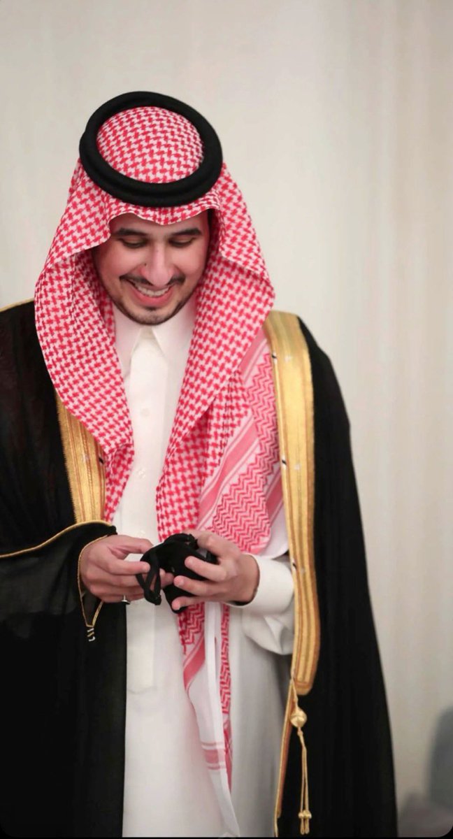 3AboKhaleD's tweet photo. تركي بن سلمان ياحي طاريه 
         بوفيصل اللي تفعل الجود يمناه
في المرجله والجود صعباً تجاريه
                  معربا اصله وفصله ومجناه 
         
#تركي_بن_سلمان
#واحد
@wa7dpoet https://t.co/M7jLDDvVtY