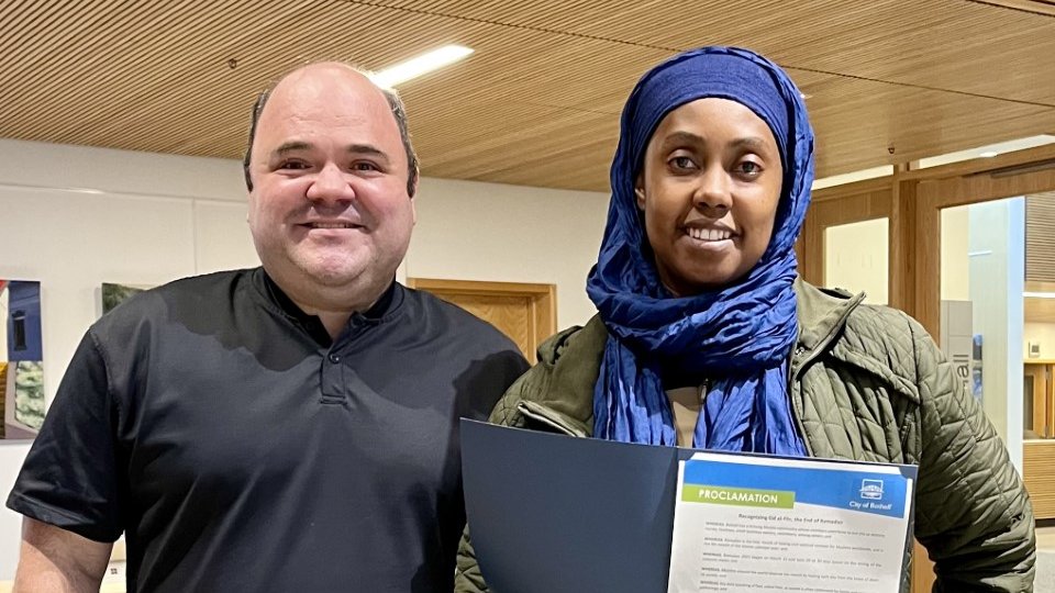 CityofBothell's tweet photo. Last night, the City of Bothell had the privilege of joining the Muslim community in recognizing Eid al-Fitr,  the end of Ramadan. A special thanks to Adasha Turner with Modest Family Solutions for accepting this year's proclamation: https://t.co/kzwMCt6GTX #CityofBothell https://t.co/KU5KiGFS8m