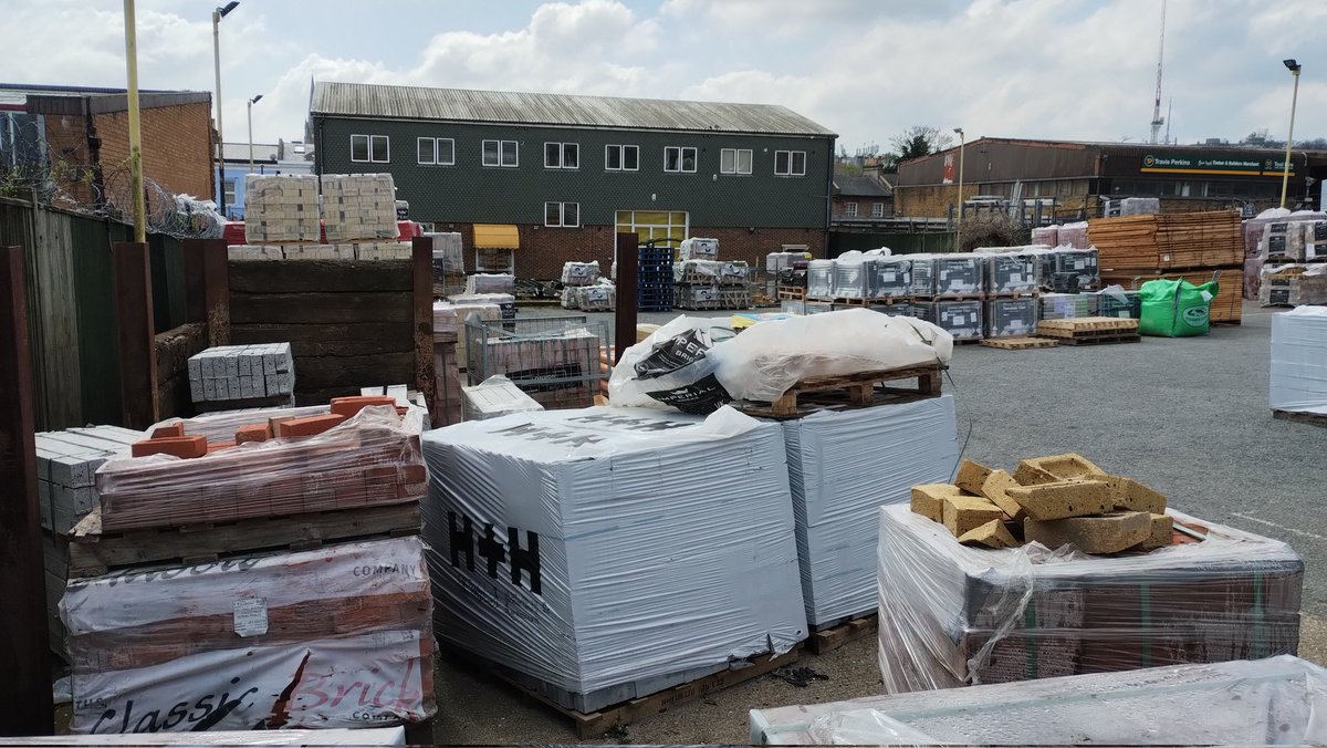 EntOptika's tweet photo. It appears the empty Shannons Garden Centre has become an extension for the Travis Perkins yard next door. #se23 #foresthill #shannons #shannonsgardencentre https://t.co/0uLUkGnOY3