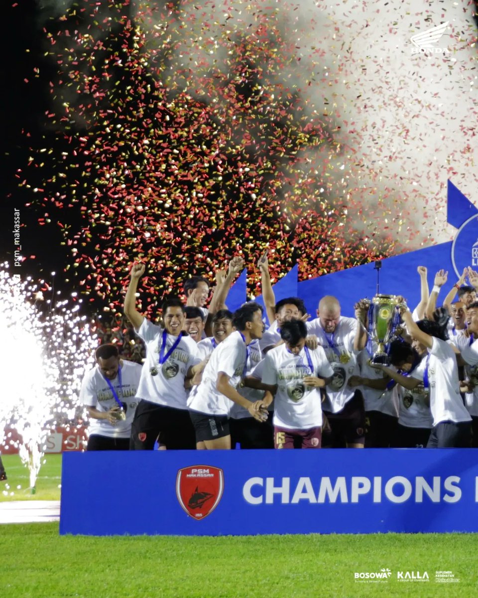 PSM_Makassar's tweet photo. The most beautiful moment 😍

Pokoknya sampai akhir bulan, foto piala mimin post 🤩

#EwakoPSM #PSMJuara https://t.co/Y7Yu8lLs0J