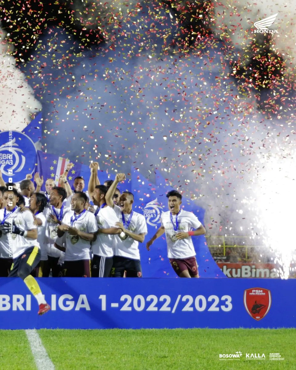 PSM_Makassar's tweet photo. The most beautiful moment 😍

Pokoknya sampai akhir bulan, foto piala mimin post 🤩

#EwakoPSM #PSMJuara https://t.co/Y7Yu8lLs0J