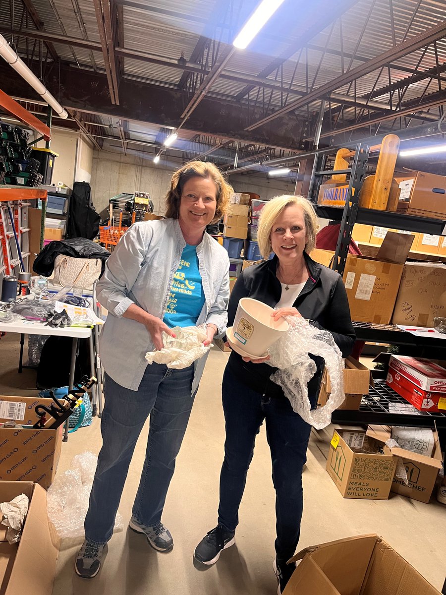 CinciToolBank's tweet image. Thank you to Bishop Brossart High School and OneSource for coming to volunteer at the ToolBank today!   If you see blue tools in your community this weekend, take a picture and hashtag #ToolsForChange and tag the Cincinnati Community ToolBank to be shared! 

#ToolsForChange