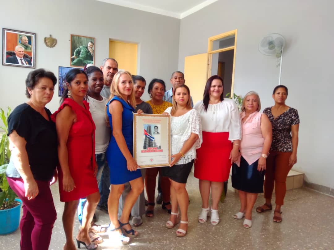 YipsyPedreira's tweet photo. 📍Un equipo que se distingue: unidad, disciplina, laboriosidad, entusiasmo, patriotismo, solidaridad...
📢Recibe la Condición de Colectivo Distinguido Nacional la Sala Segunda de lo Penal de @TppSantiagocuba .  
❗ Felicidades ❗
#SePuedeMuchoJuntos https://t.co/gWkmL2ECut