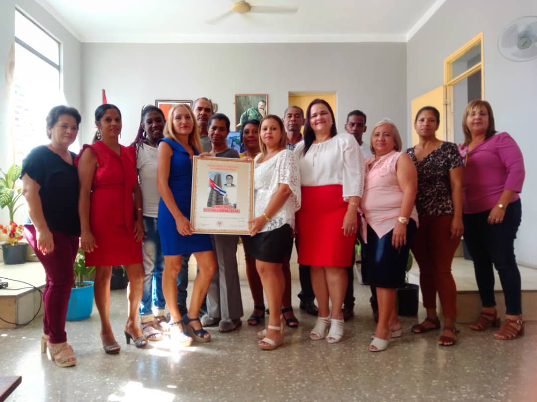 YipsyPedreira's tweet photo. 📍Un equipo que se distingue: unidad, disciplina, laboriosidad, entusiasmo, patriotismo, solidaridad...
📢Recibe la Condición de Colectivo Distinguido Nacional la Sala Segunda de lo Penal de @TppSantiagocuba .  
❗ Felicidades ❗
#SePuedeMuchoJuntos https://t.co/gWkmL2ECut