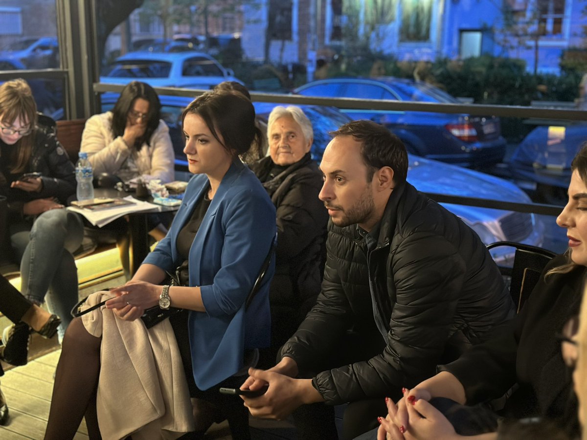 jolezakoka's tweet photo. 🤝🏻🌹 Vijojnë takimet me vajzat dhe gratë plot energji pozitive të  Forumit të Gruas Socialiste në disa nga lagjet më aktive të Tiranës, së bashku me kandidatët për antarë të Këshillit Bashkiak Tiranë!

#VetëmPërpara➡️
#KurrëMëMbrapa↙️
#KrenarepërPS❤️🇦🇱

#Njësia5 https://t.co/kdr92tzm5O