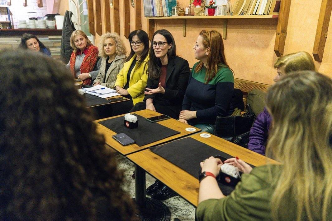 jolezakoka's tweet photo. 🤝🏻🌹 Vijojnë takimet me vajzat dhe gratë plot energji pozitive të  Forumit të Gruas Socialiste në disa nga lagjet më aktive të Tiranës, së bashku me kandidatët për antarë të Këshillit Bashkiak Tiranë!

#VetëmPërpara➡️
#KurrëMëMbrapa↙️
#KrenarepërPS❤️🇦🇱

#Njësia5 https://t.co/kdr92tzm5O
