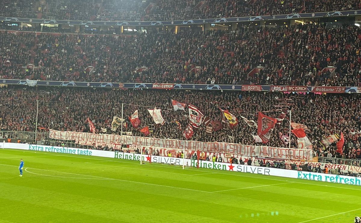 kerry_hau's tweet photo. Botschaft der Südkurve an den Vorstand des FC Bayern: „Ziele dürfen verfehlt werden – Werte des Vereins nicht! Führungspolitik hinterfragen!“ #FCBMCI #FCBayern @SPORT1 https://t.co/55dq0ovk5x