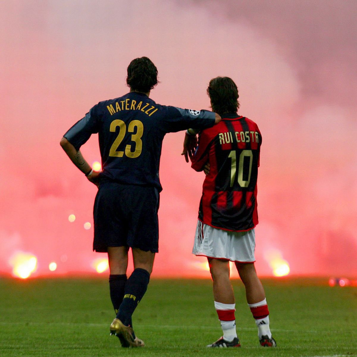 Milan e Inter voltarão a se enfrentar em um mata-mata de Champions League.

A última vez havia sido em 2005/06, dia dessa histórica foto.

20 anos depois, Milan x Inter voltam a se enfrentar numa semifinal de Champions. Vai ser lindo!