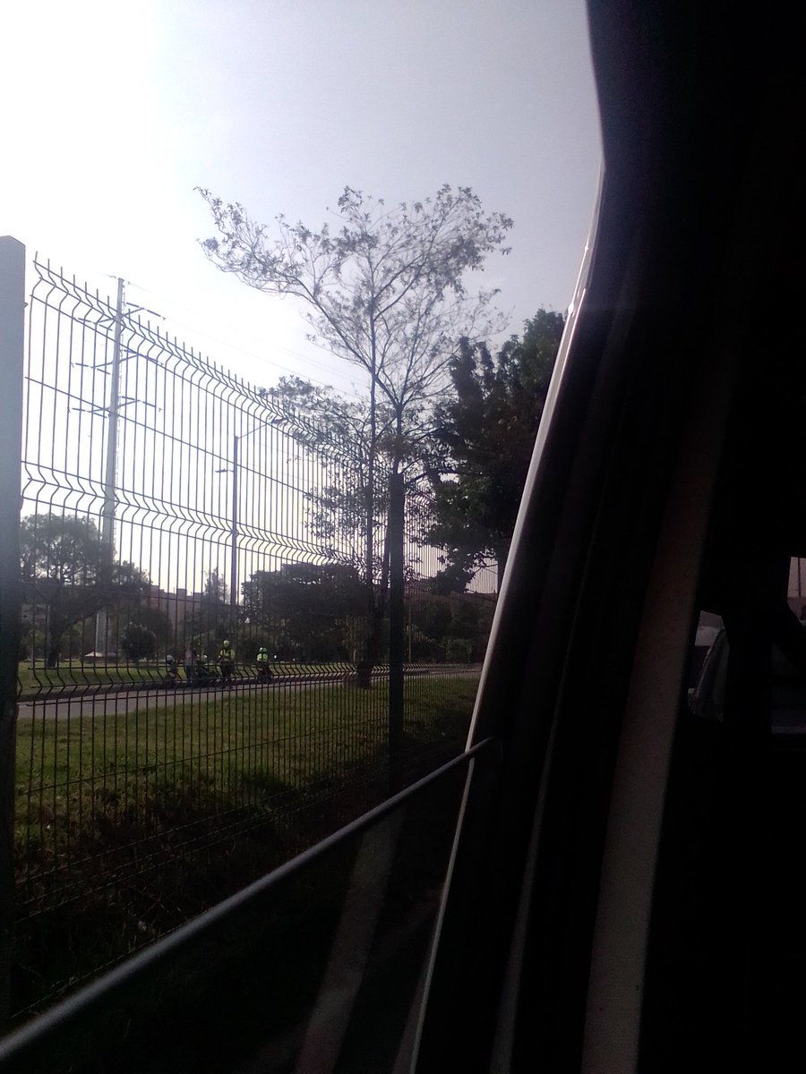 edwinmen28's tweet photo. @SectorMovilidad  en Hayuelos , un semáforo dañado y la policía más preocupada por parar motos y sin señalización ni nada ... Serán descarados https://t.co/POURVOfXjQ