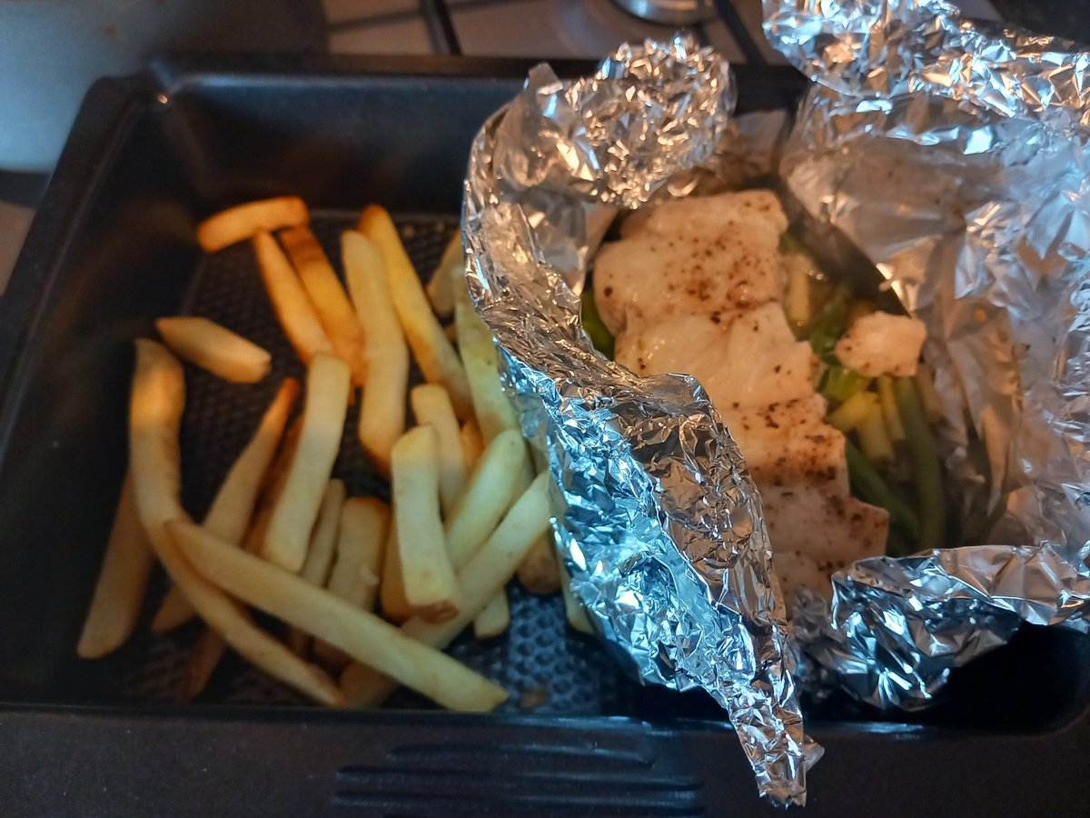 learningtofloat's tweet image. @megonewell @AnnRile19223035 @fallingontheway @RMWK
@Cyclone_Katie @foggyknitter today I managed to cook the cod...unfortunately the chips didn't brown properly as I ran out of time and had to eat fast and race out the door though. #mentalhealth #1stepforward