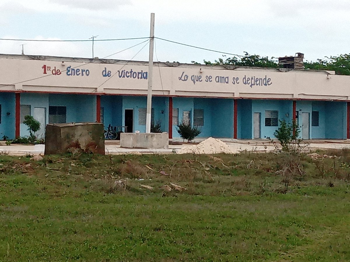 ZamoraDaimy's tweet photo. Se realizan acciones de pintura en locales adaptados del Politécnico en #1roDeEneroDeVictorias  demostrando que lo que se ama de defiende.
#Cuba 
#LatirPorUnAbrilDeVictorias  @IzquierdoAlons1 
@NexyVelizNaranj 
@TomsAlexisMart1 
@yamila_padron 
@AnabelRamrezLp2 
@LisbanIsmael https://t.co/d8nTFsG9DJ