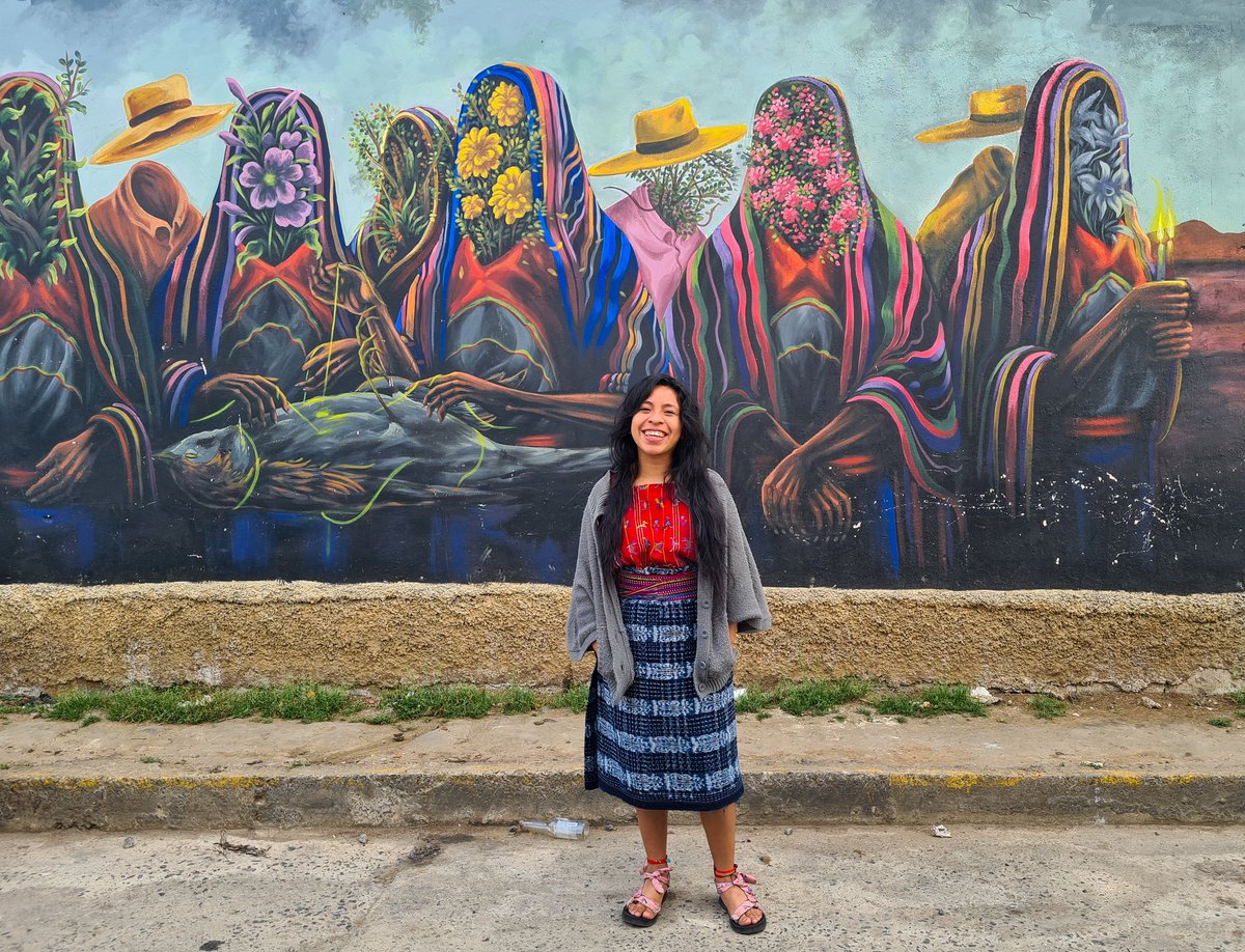 SaraCurruchich's tweet photo. En el ombligo del pueblo de Chixot, también habita las y los guardianes del color, la memoria y las flores. 

Esta foto en el mural hermoso de Ande Perén 🌱 ¡Vengan a visitar, caminar y conocer mi pueblo!

#Kaqchikel #Chixot #Comalapa https://t.co/aEhhYJvptt