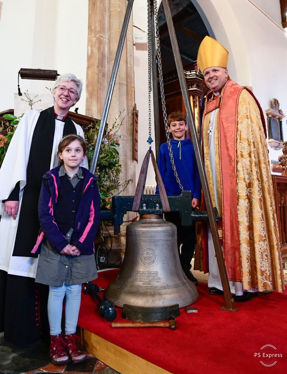 I’m just back from the dedication of the <a href="/JubileeNorfolk/">Platinum Jubilee Norfolk 2022</a> bell at Buxton. <a href="/bishopnorwich/">Graham Usher</a> blessed the new bell and having just been with the young ringers <a href="/MRDC1715/">MRDC</a> it was great to have a young ringers band ringing after the service. A very special day. ❤️