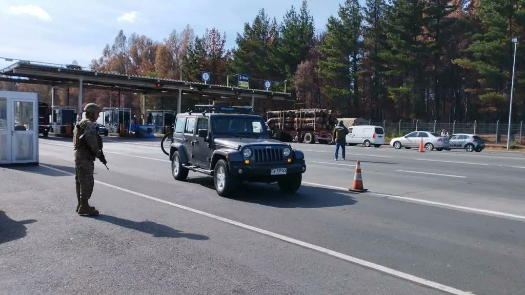 Destacamento_LA's tweet photo. CONTROL DE RUTAS 

En el contexto del estado de excepción constitucional en desarrollo, el @Destacamento_LA y @Carabdechile, continúan brindando seguridad a la ruta 5 en el peaje las #Maicas https://t.co/AfZR59vU1D