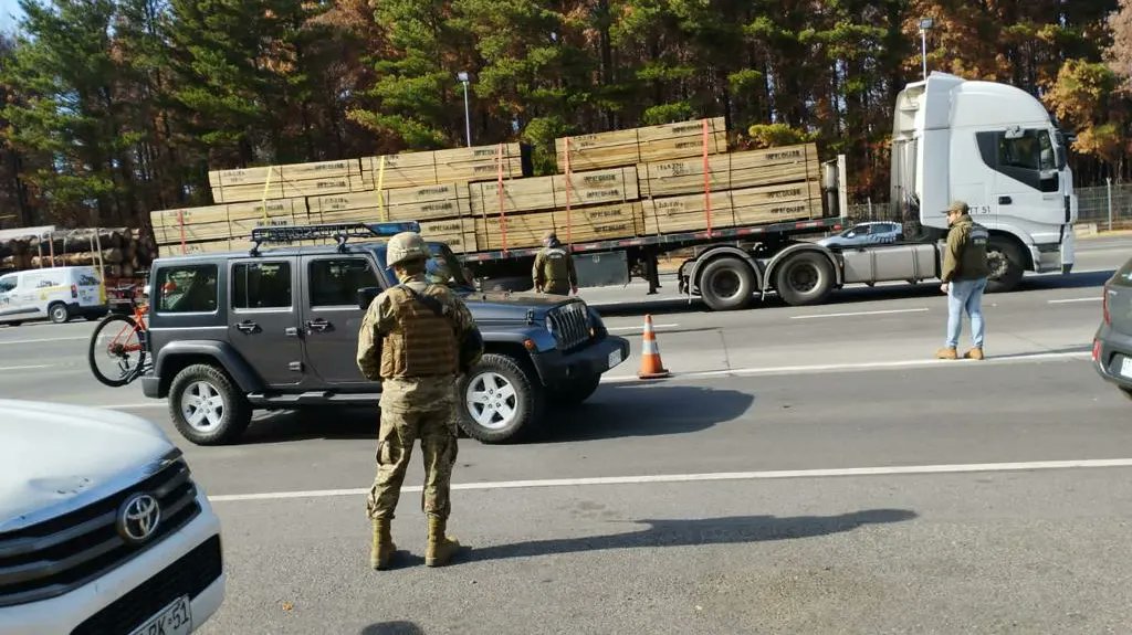 Destacamento_LA's tweet photo. CONTROL DE RUTAS 

En el contexto del estado de excepción constitucional en desarrollo, el @Destacamento_LA y @Carabdechile, continúan brindando seguridad a la ruta 5 en el peaje las #Maicas https://t.co/AfZR59vU1D
