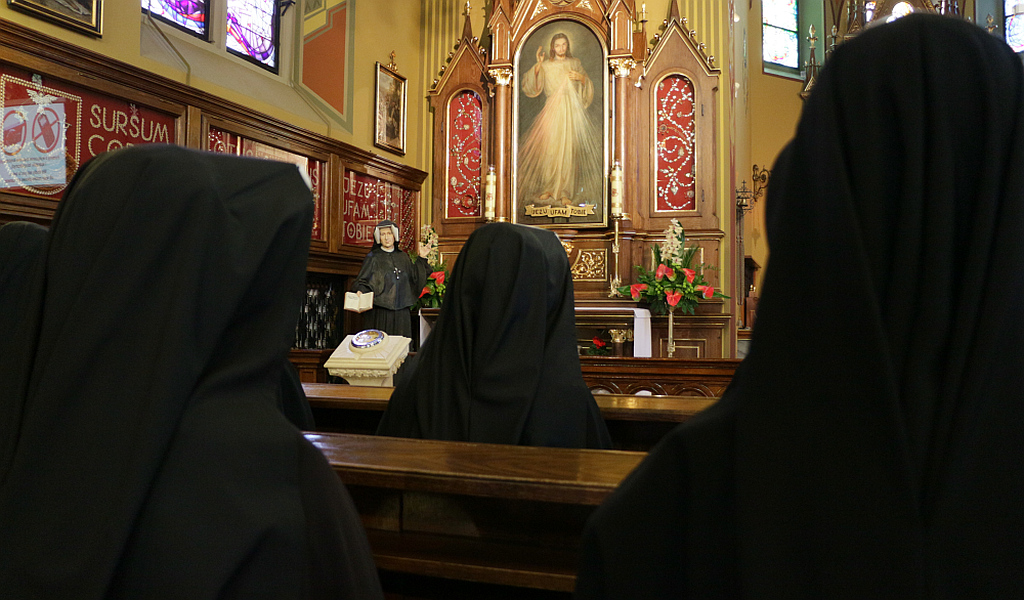SantaFaustyna's tweet photo. “At three o’clock … if only for a brief moment, immerse yourself in My Passion, particularly in My abandonment at the moment of agony. This hour is the hour of great Mercy for the whole world” v1320 #DivineMercy ~ 
#HourOfGreatMercy #3pm https://t.co/XA7v4B6VYo