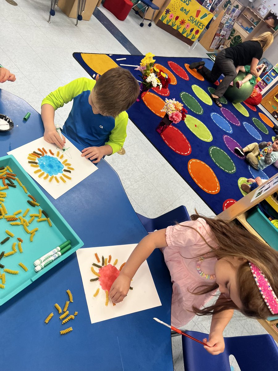 slevin_prek's tweet photo. We made beautiful flowers in group OT! #fhleads #gardenstudy https://t.co/zZr6ymvDzF