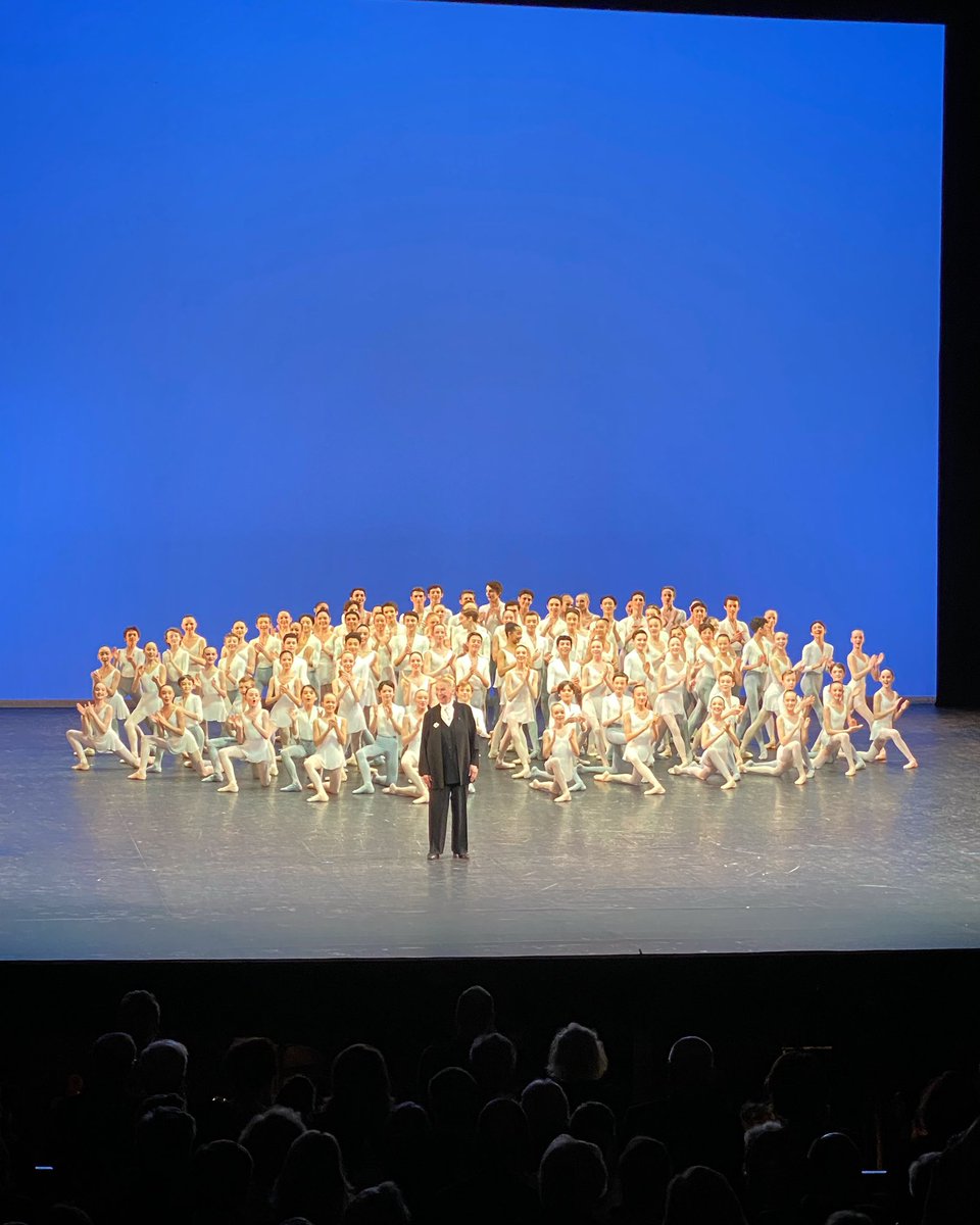MatthieuOdinet's tweet photo. L’@operadeparis rendait ce soir hommage à Claude Bessy, danseuse Étoile, chorégraphe et ancienne directrice de l’École de Danse. Émouvante célébration par les actuels élèves de l’École #hommage #tribute #celebration #ballet #petitsrats https://t.co/cWxLbqB02p