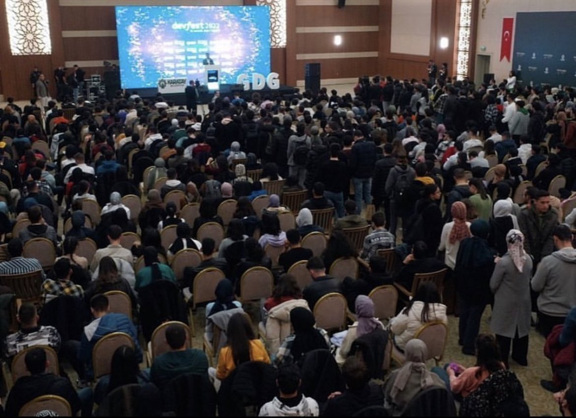 Aralık 2022’de

Google Developer Grupları ve Karatay Belediyesi işbirliği ile düzenlenen ve 2 binin üzerinde katılımla gerçekleşen #devfest2022 etkinliğinde gençlerle oyunu ve oyunun geleceğini konuştuk.