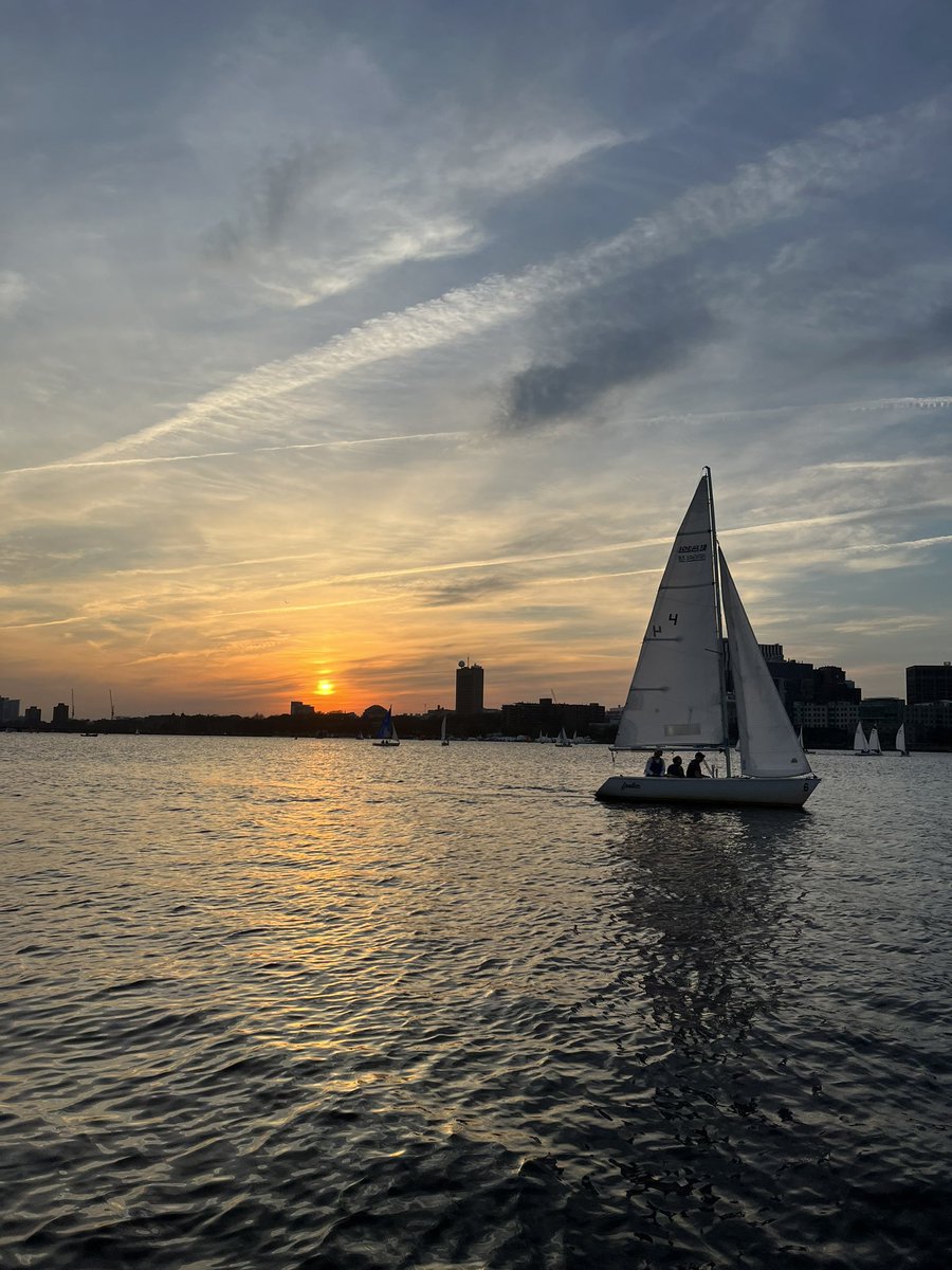 BOS_Waterfront's tweet photo. Warmer weather means more sunsets on the water! ๐
#charlesriver #charlesriveresplanade #bostonsunset #sunset #riversunset https://t.co/NKq32EPHAM