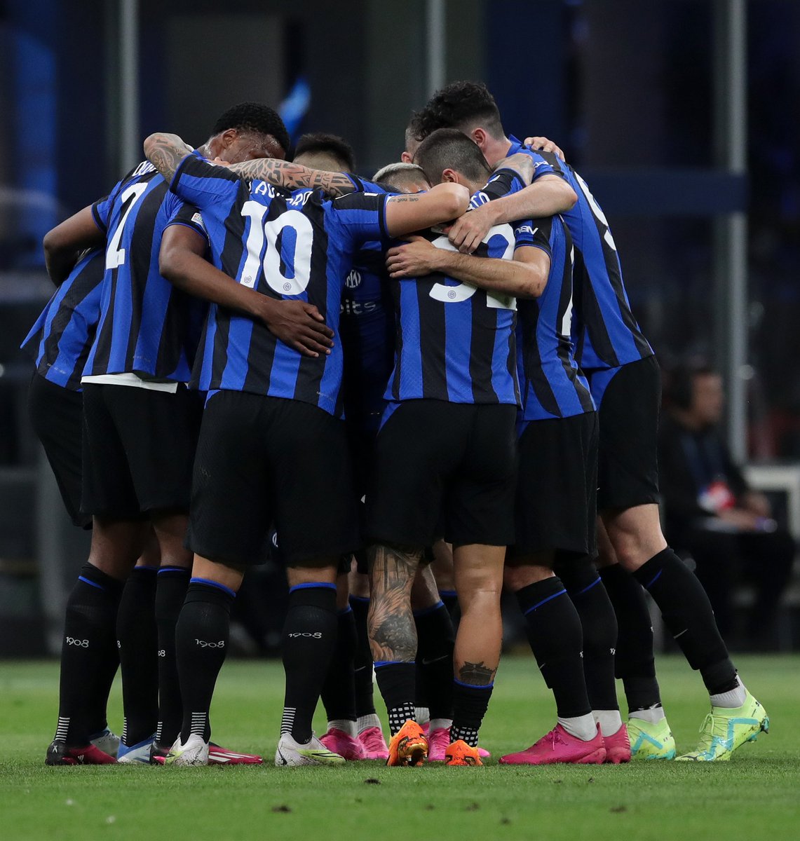 Inter_id's tweet photo. Ini untuk kalian, @InterClubIndo 🖤💙

Selamat sahur bagi yang menjalankan dan selamat beristirahat 🙏

#InterBenfica #UCL #ForzaInter https://t.co/SUI2u84CtL