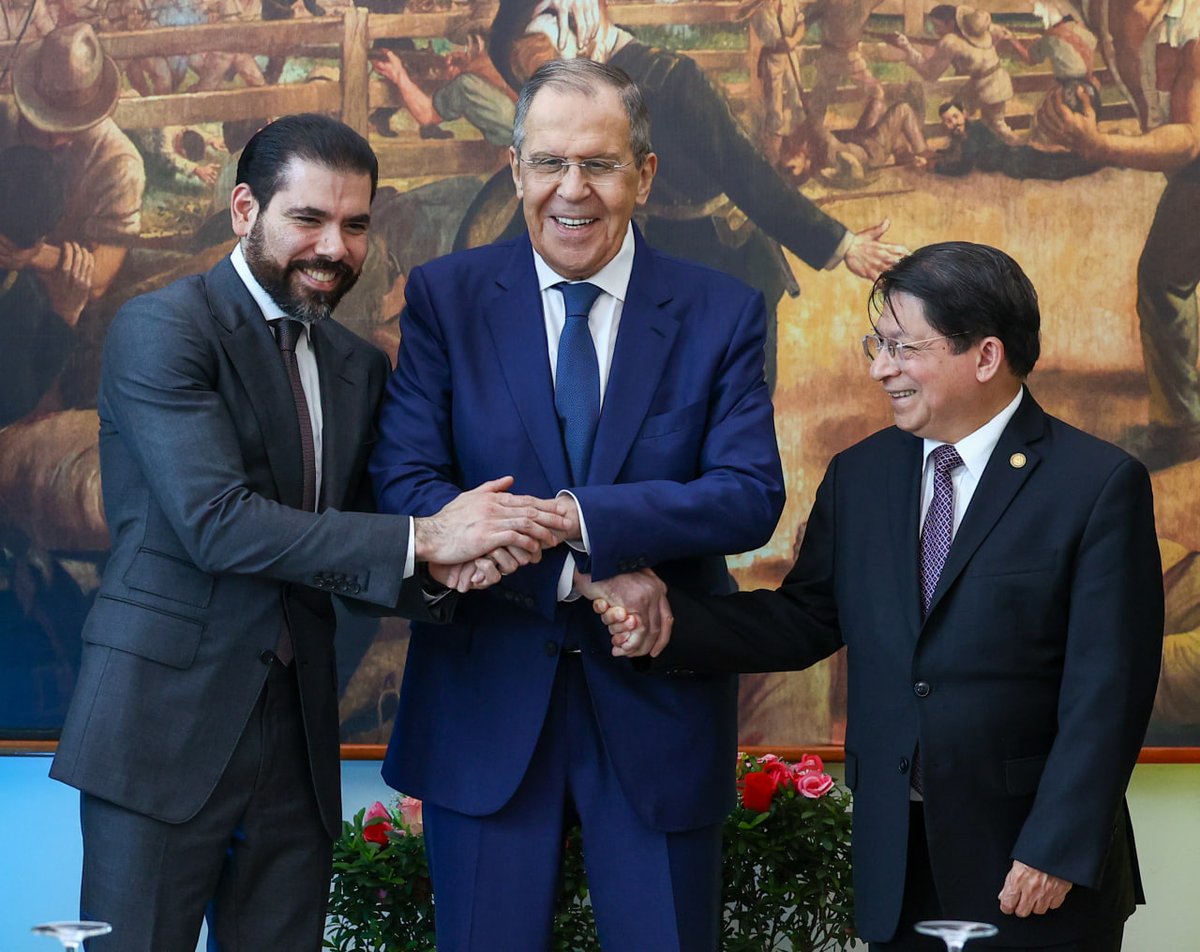 🇷🇺🇳🇮 El Canciller ruso, Serguéi Lavrov, junto con su par nicaragüense, Denis Moncada, y el Representante Especial del Presidente de Nicaragua para las Relaciones con Rusia, Laureano Ortega, en la sede del Ministerio de Relaciones Exteriores de Nicaragua.

#FotoDelDía