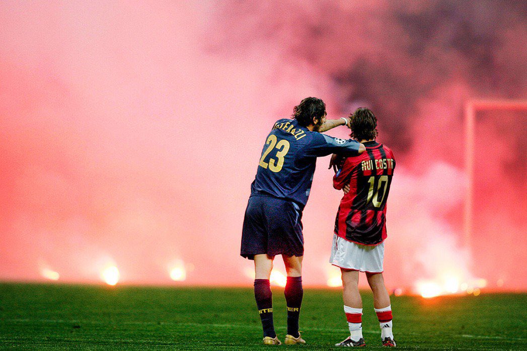 FaktaSepakbola's tweet photo. Derby Della Madonnina kembali tersaji di Liga Champions untuk pertama kalinya sejak 2005.

Di musim itu AC Milan berhasil kalahkan Inter Milan di Babak Perempat Final. Dalam 2 Leg tersebut Inter Milan bahkan tidak dapat mencetak gol satupun

• 2-0 (Leg 1)
• 3-0 (Leg 2)

Agregat 5-0.

Apakah akan terulang atau malah balas dendam? 🇮🇹🔥