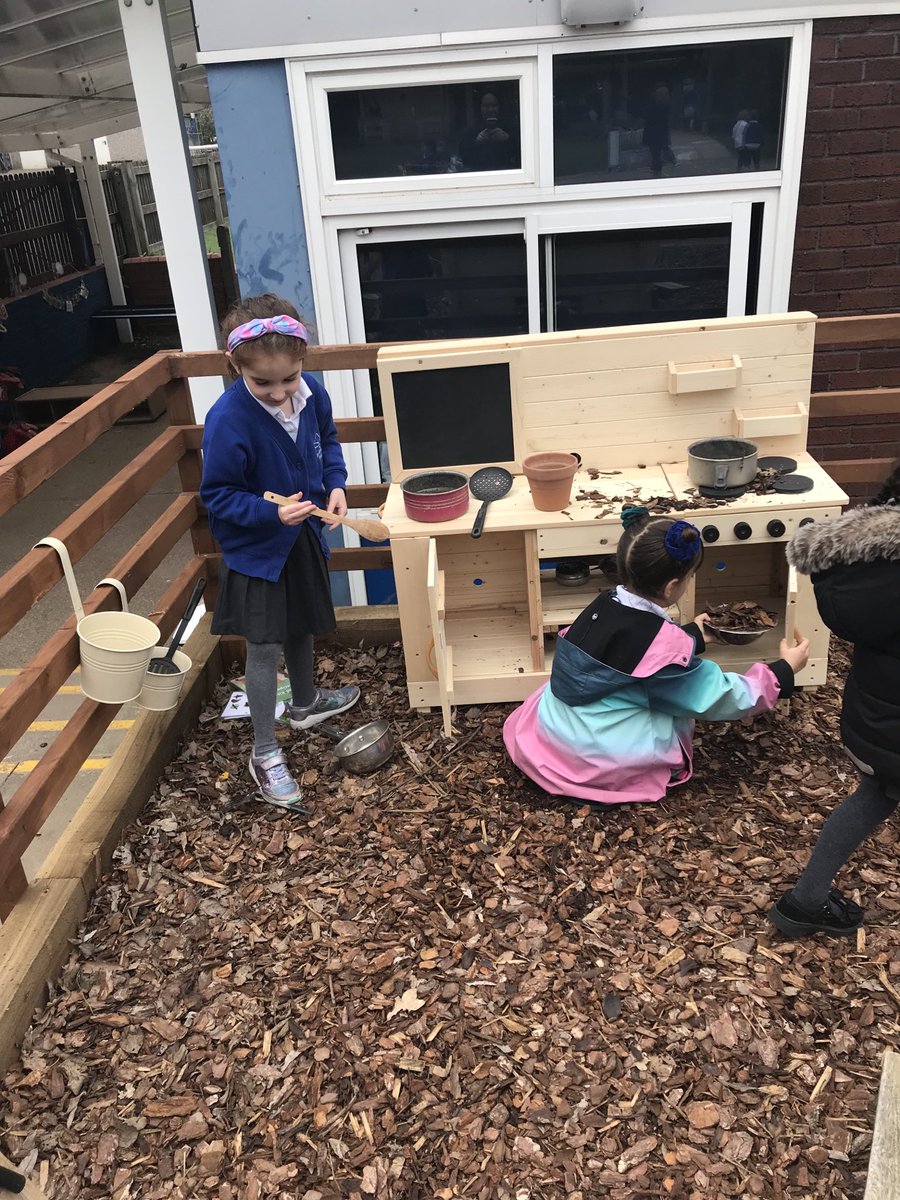 WroxhamEYFS's tweet photo. Thank you to the ⁦@WroxhamWSFA⁩ for this new extension to our mud kitchen area, we love it! ⁦⁦@WroxhamSchool⁩ #Wroxhameyfs https://t.co/gqwAe5Vyoq