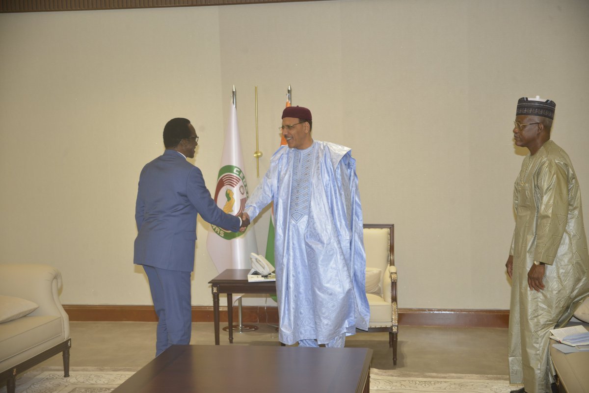 unfpaniger's tweet photo. @ UNFPA Representative met with the President of the Republic of Niger H.E Mohamed Bazoum. The conversation focused on Demography, child marriage, GBV, girls access to education, Niger Population Office. @dienekeita @nataliakanem https://t.co/NnC4Ea9Zv9