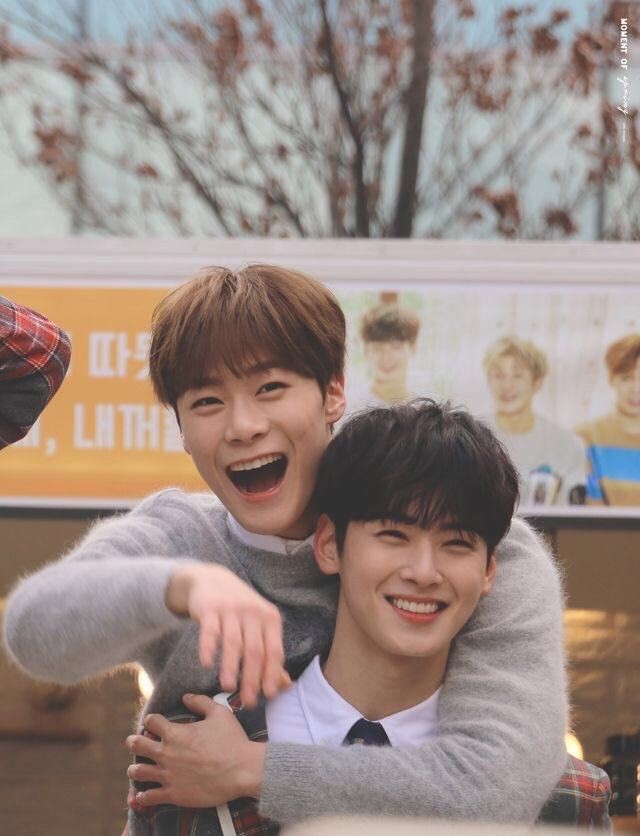 Moonbin tuh same like Eunwoo, walau ga ngestan astro pasti semua orang tau Moonbin. Terus Moonbin tuh termasuknya idol yang sering masuk fyp nya anak kpop. Anaknya ceria, friendly banget, senyumnya nular banget bikin yang liat jadi ikut senyum, kalo senyum lucu banget kyk gini ☺