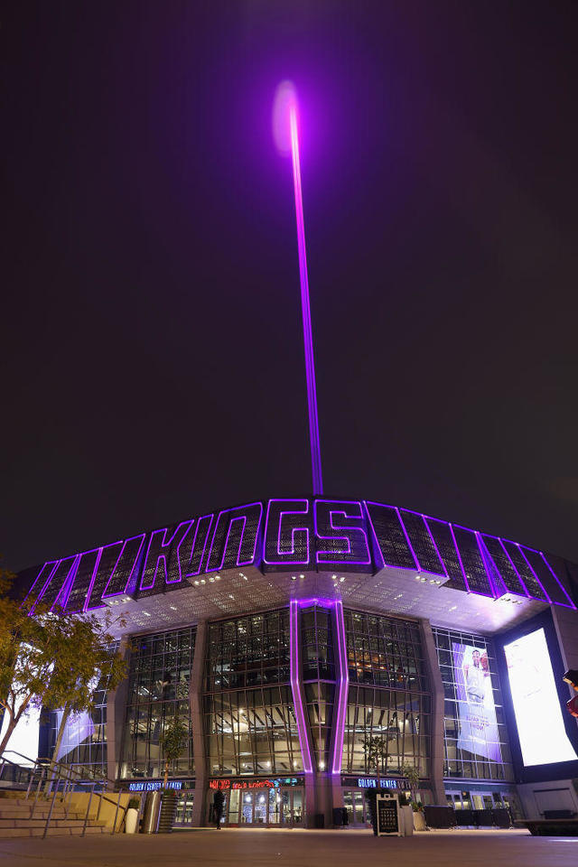 ExSupermodel's tweet photo. @warriors @ChaseCenter Light it. #SacramentoProud https://t.co/7m8Hwt8vGl