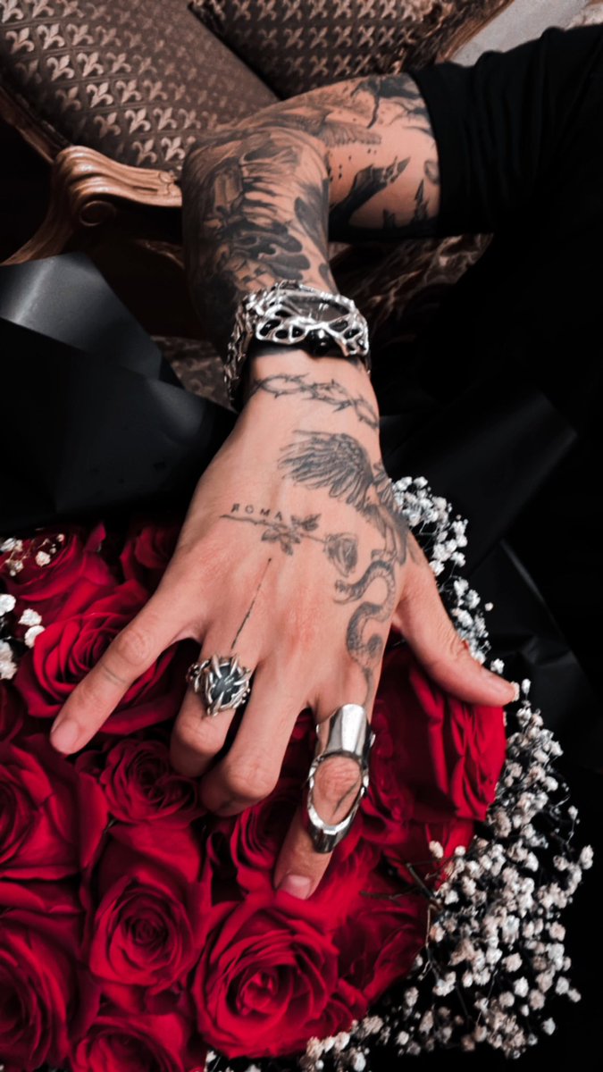 luwuciferx's tweet photo. Roses are red, violets are blue. I want my hands inside you. https://t.co/YRoJvPjHqU