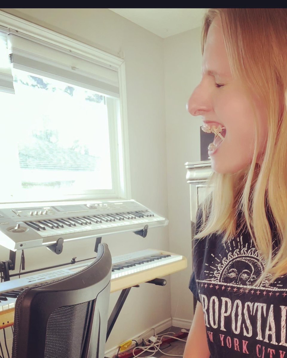RealAnnaMarieR's tweet image. Behind-the-scenes of learning a new cover song… flashback to a few weeks ago! #practicepracticepractice #singer #keepingitreal