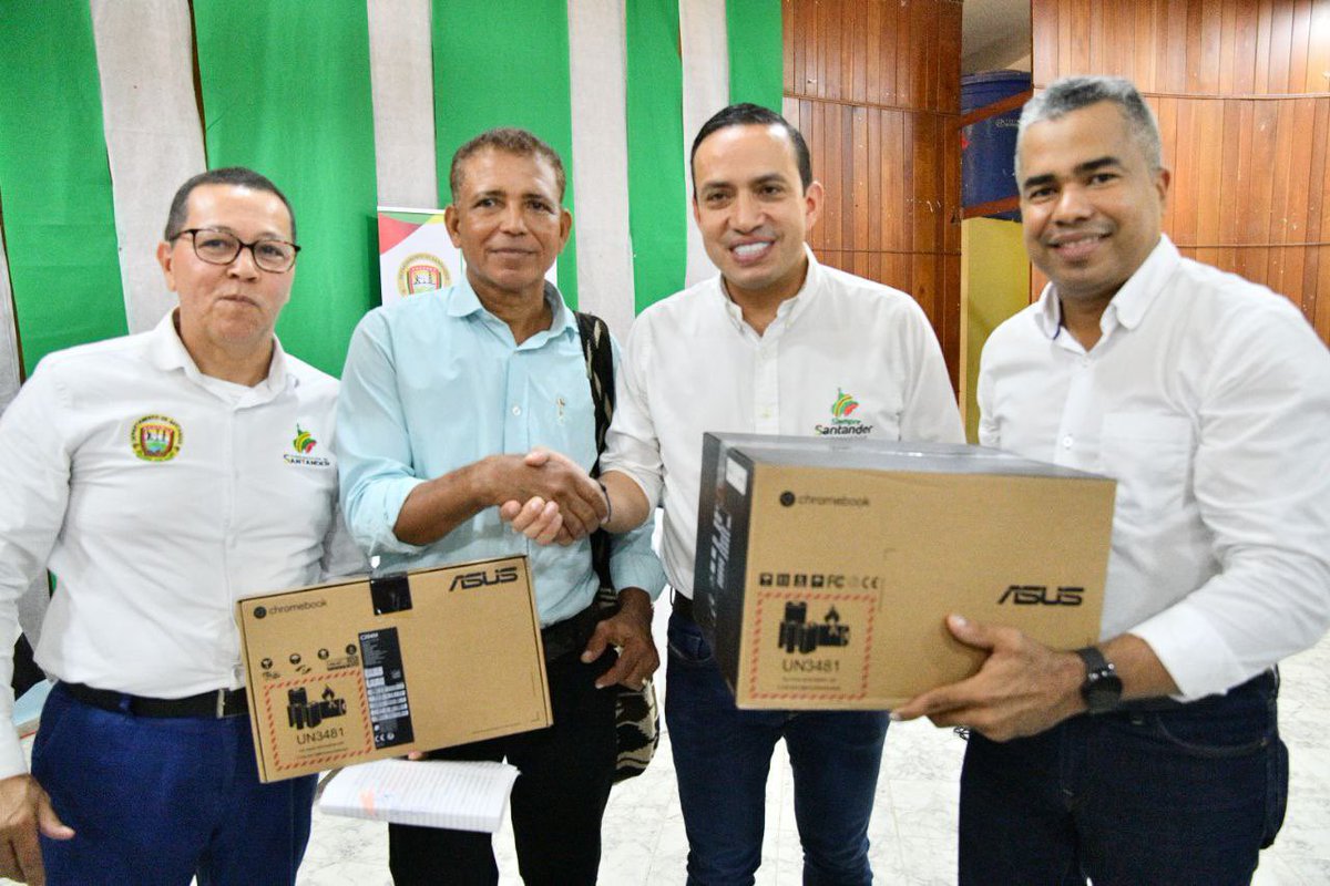 RevistaElPanor1's tweet image. #Región📰#Santander se consolida como territorio de tecnología, ciencia e innovación. Más #Computadores (93), recibieron de @GobdeSantander @MAguilarHurtado, 5 instituciones educativas de #PuertoWilches. Formación y motivación para un mejor futuro de los pequeños estudiantes.