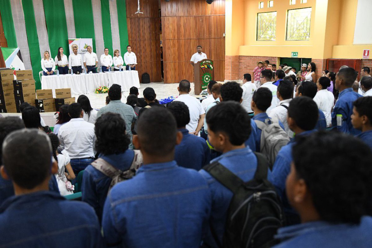 RevistaElPanor1's tweet image. #Región📰#Santander se consolida como territorio de tecnología, ciencia e innovación. Más #Computadores (93), recibieron de @GobdeSantander @MAguilarHurtado, 5 instituciones educativas de #PuertoWilches. Formación y motivación para un mejor futuro de los pequeños estudiantes.