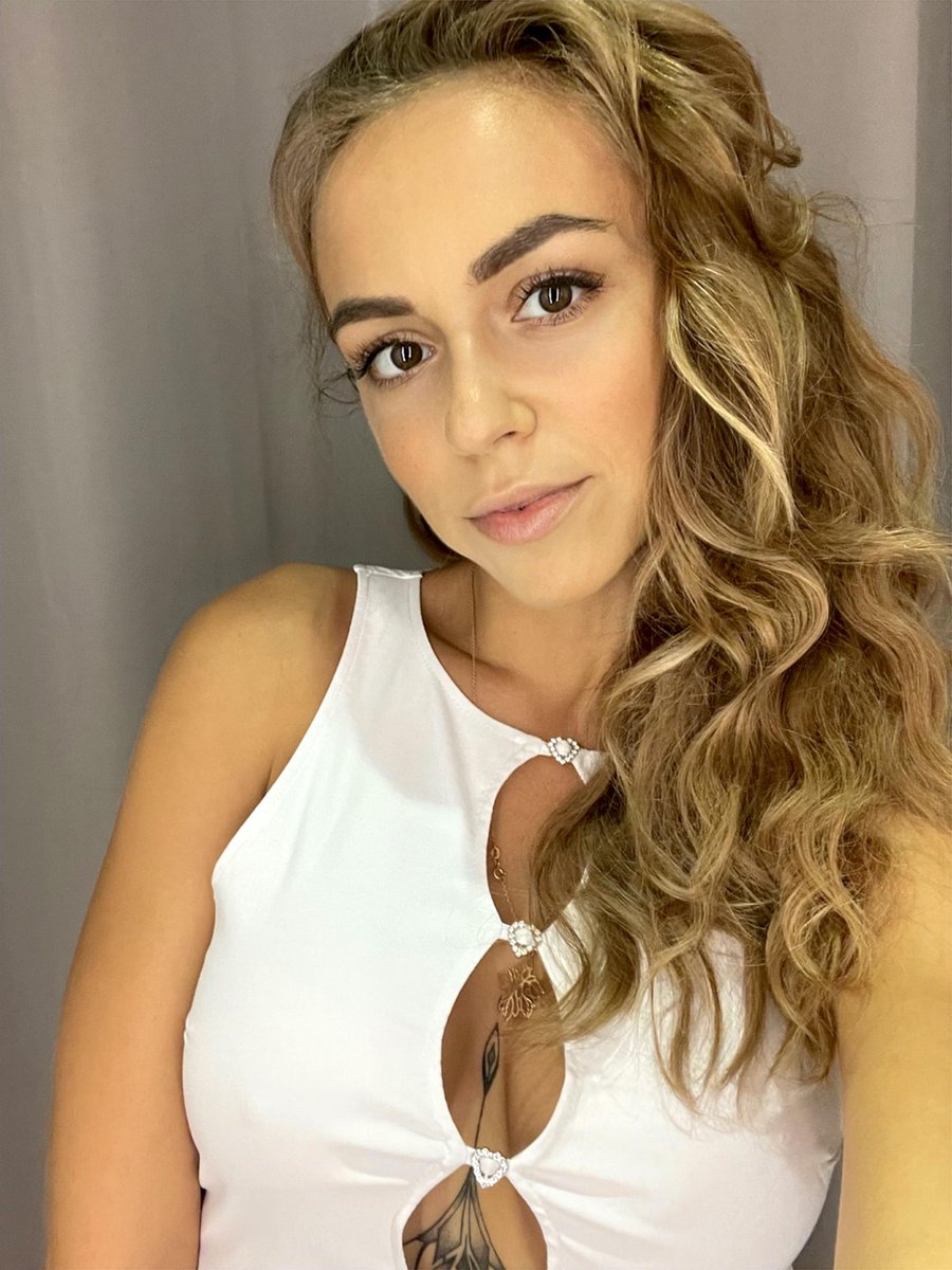 Daphne3y's tweet photo. Can i send you a hot selfie? 🔥

#PlayStation4 https://t.co/uEsAVIOqI6