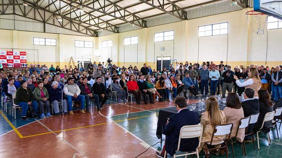 mluz_sc's tweet photo. Disfrutamos de la alegría de la gente de Famatina que estaba de festejo por sus 431 años y lo celebramos con un desfile lleno de la calidez que caracteriza a esta pueblo y con lindas noticias que compañeros y compañeras del Gabinete trajeron para su gente. https://t.co/3mgsIamWgQ
