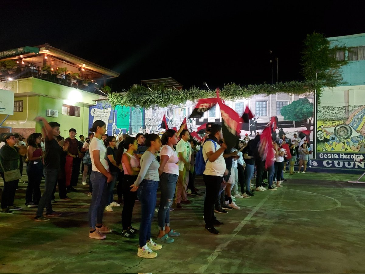 Cantanta en honor al Héroe de la Paz Cristhiam Emilio Cadena a su quinto aniversario del paso a la inmortalidad.
#LeonRevolucion
#NoPudieronNiPodran 
#UvDenisSilva
<a href="/UVDenisSilva/">UV Denis Silva</a>