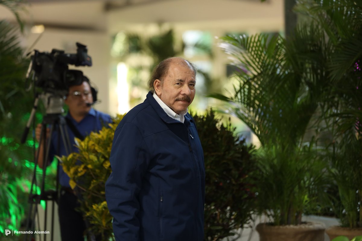 PrensaPopulr's tweet photo. El Presidente Cmdte. Daniel Ortega, junto a la Vicepresidenta, Cra. Rosario Murillo; presidieron el acto este #19Abril, Día Nacional de la Paz. 🇳🇮🕊🔴⚫

#Nicaragua de Bendición, Prosperidad, Fé y Victorias, por eso sabemos que nuestro Triunfo és la Paz. 

#LaPazNuestraVictoria https://t.co/mDqK309RyQ