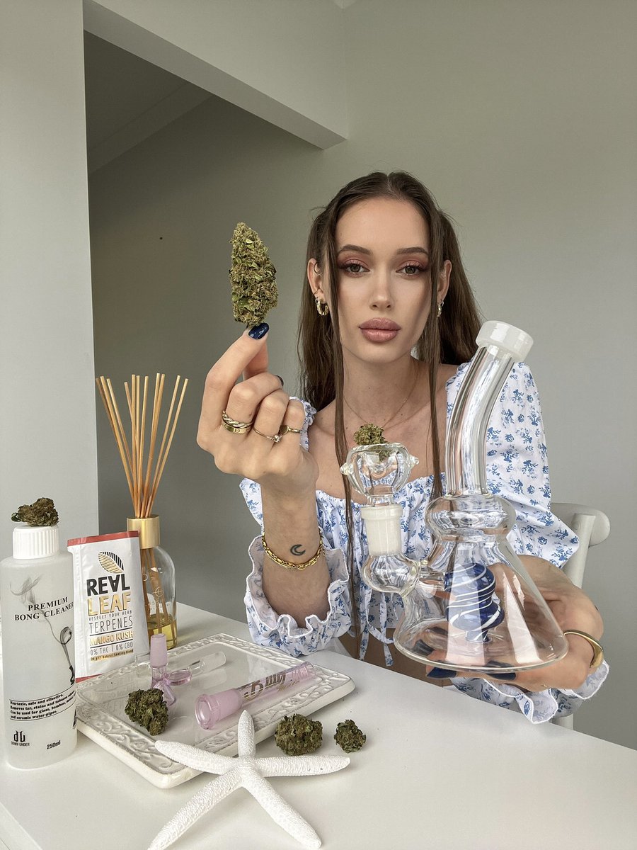 HerHighnessTh's tweet photo. Happy #420 stoners 🍃✨ anyone wanna help me smoke this? https://t.co/H2zSe0gnMM