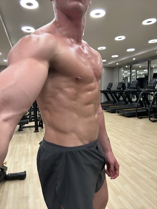 FuH2Ei5WYAA4Xy5?format=jpg&name=small