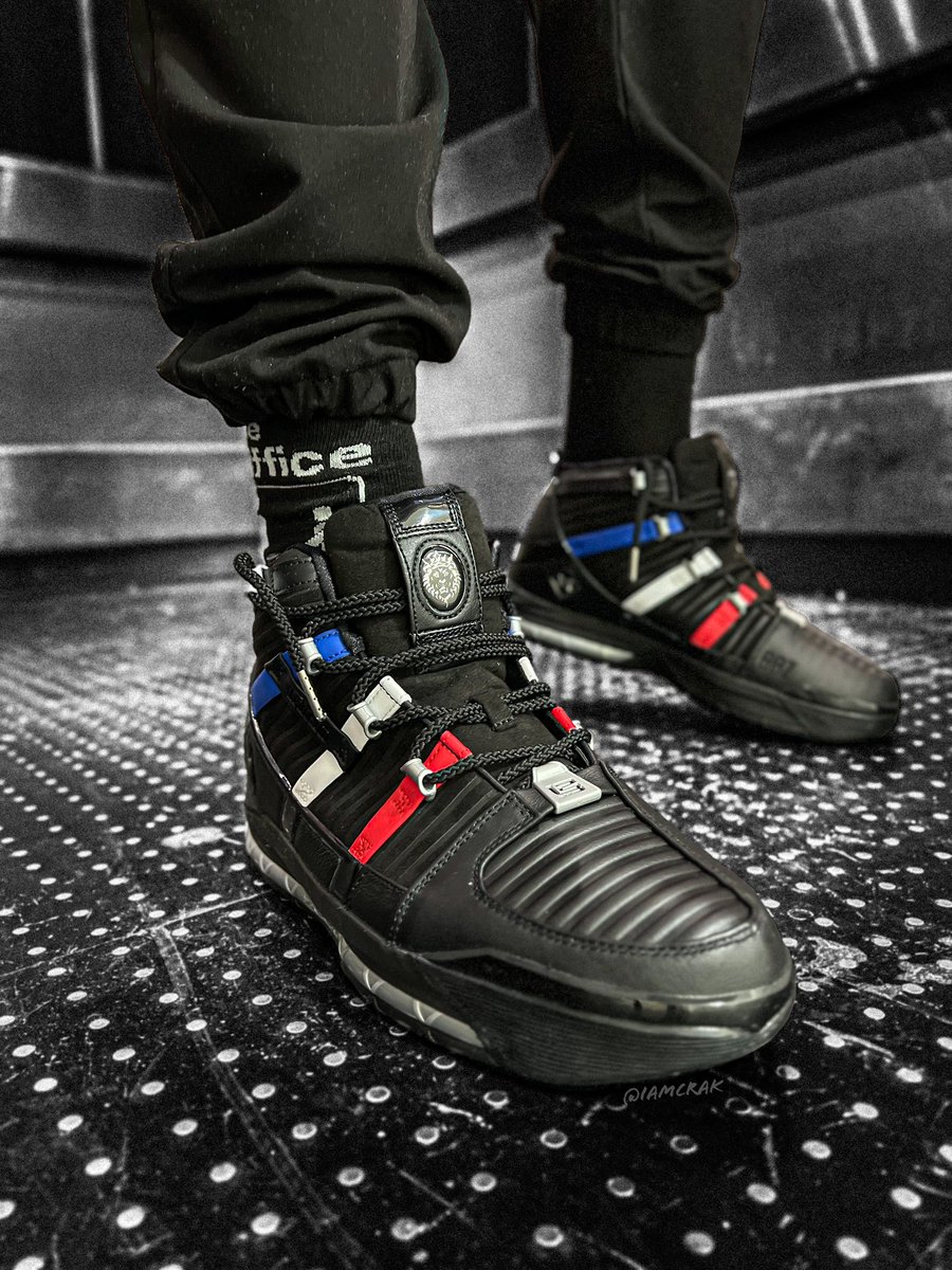 IamCrak's tweet photo. The 💈 

#Lebron3 #yoursneakersaredope #snkrsliveheatingup #snkrskickcheck #sneakerhistory #nike #kotd #lebron #snkrs #sneakerhead #wdywt #kickz #sneakertwitter @nikestore https://t.co/RXmk7pI0nt
