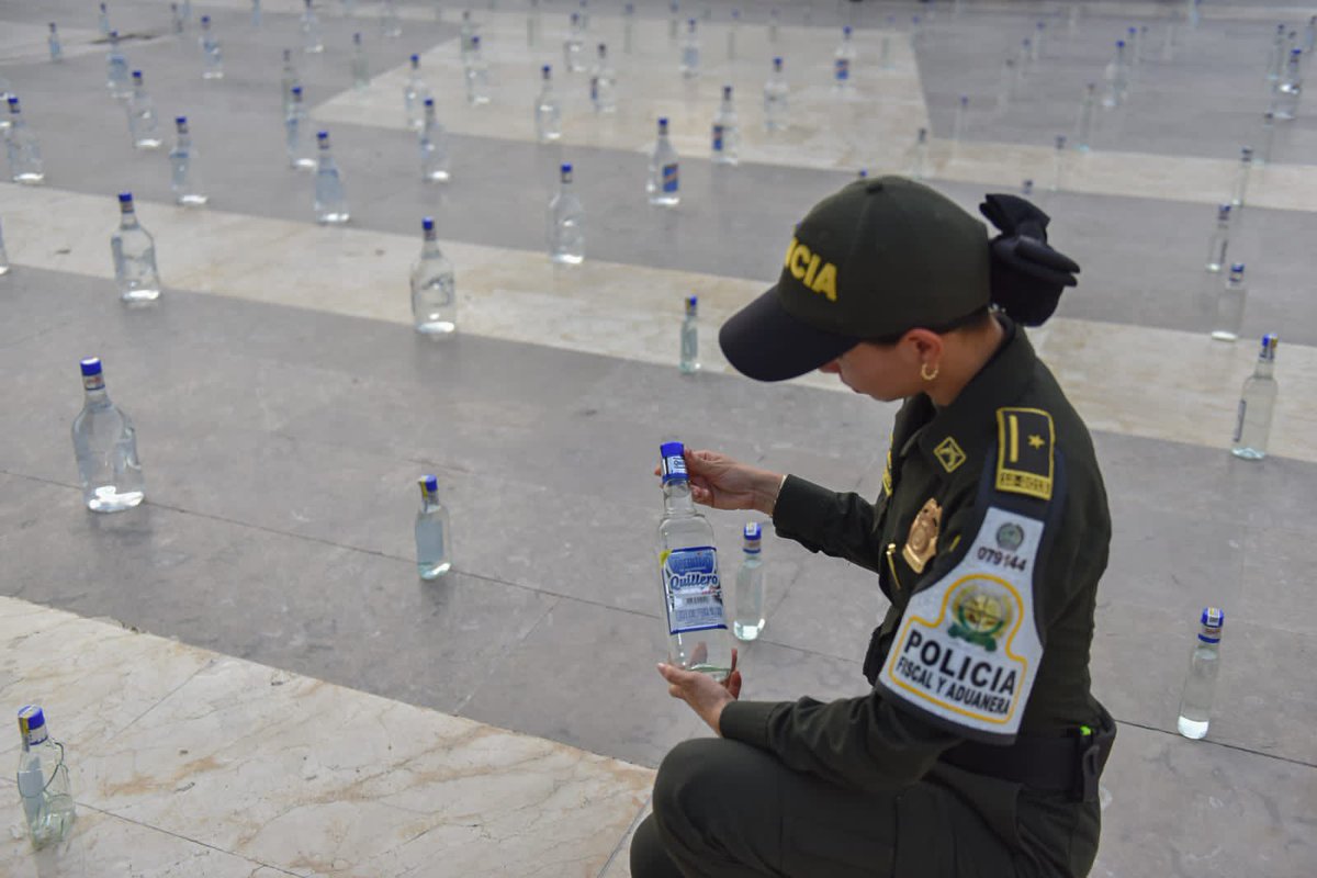 GobdelCesar's tweet photo. ¡Seguimos en nuestra lucha contra el contrabando! En articulación con la Policía Fiscal y Aduanera, el Gobierno Lo Hacemos Mejor decomisó 803 botellas de licor en #Valledupar, que no cumplían con la estampilla requerida y requisitos para ser comercializados en el departamento.
☝️No arruines tu fiesta, recuerda cuidar tu salud y comprar en sitios seguros.