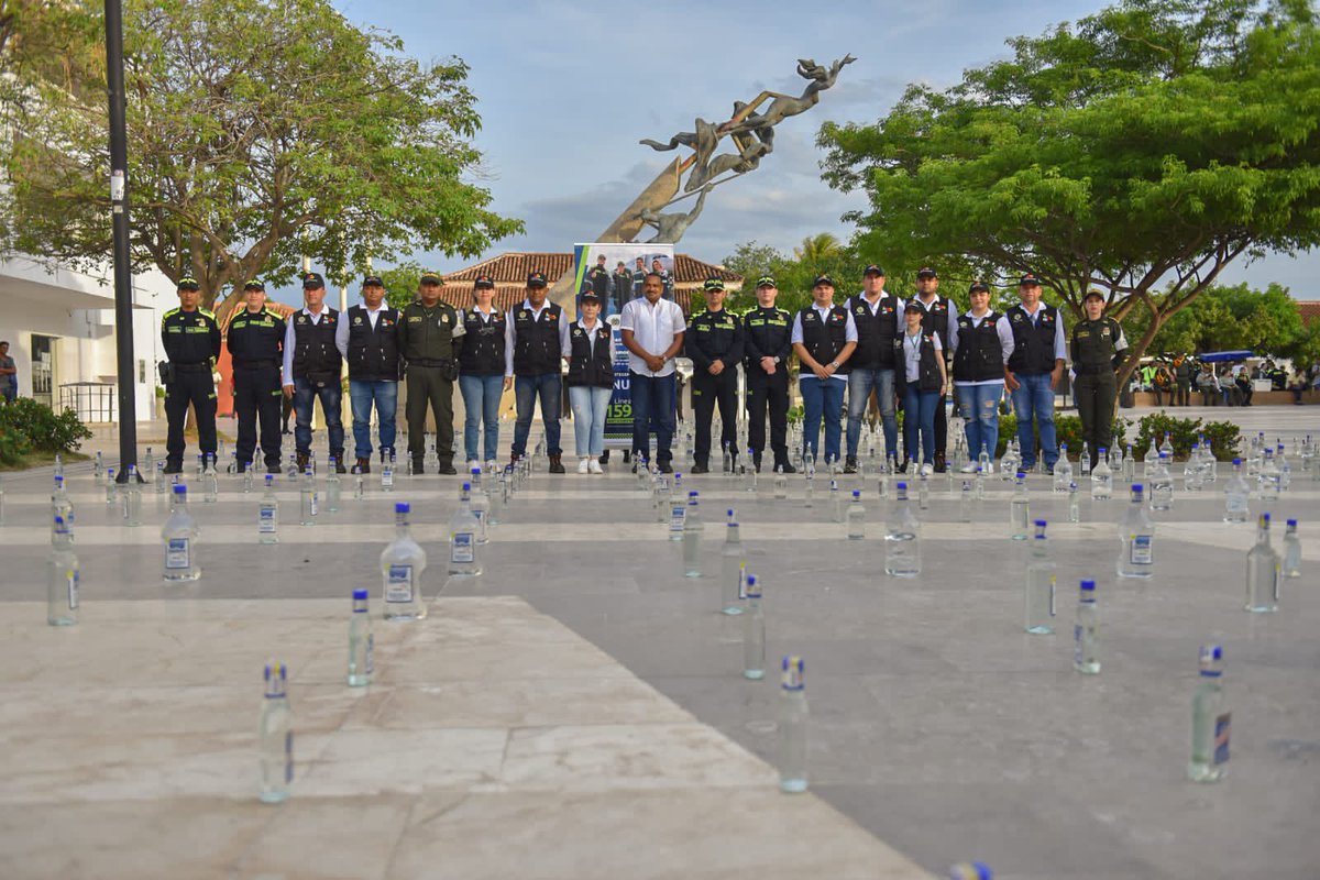 GobdelCesar's tweet photo. ¡Seguimos en nuestra lucha contra el contrabando! En articulación con la Policía Fiscal y Aduanera, el Gobierno Lo Hacemos Mejor decomisó 803 botellas de licor en #Valledupar, que no cumplían con la estampilla requerida y requisitos para ser comercializados en el departamento.
☝️No arruines tu fiesta, recuerda cuidar tu salud y comprar en sitios seguros.