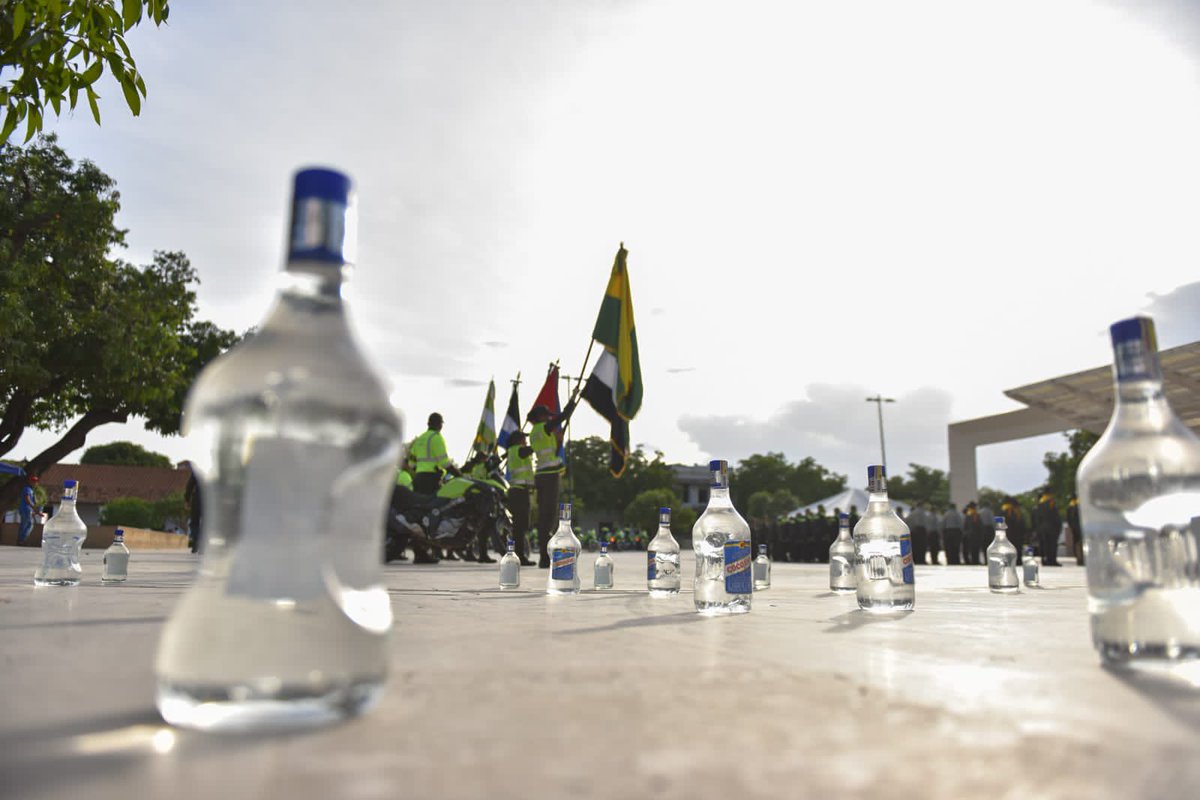GobdelCesar's tweet photo. ¡Seguimos en nuestra lucha contra el contrabando! En articulación con la Policía Fiscal y Aduanera, el Gobierno Lo Hacemos Mejor decomisó 803 botellas de licor en #Valledupar, que no cumplían con la estampilla requerida y requisitos para ser comercializados en el departamento.
☝️No arruines tu fiesta, recuerda cuidar tu salud y comprar en sitios seguros.